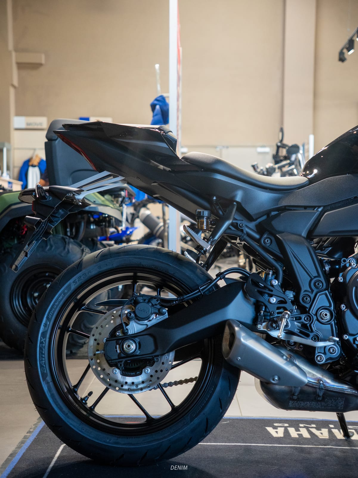 Yamaha R7 2026 — détail arrière droit, échappement et roue