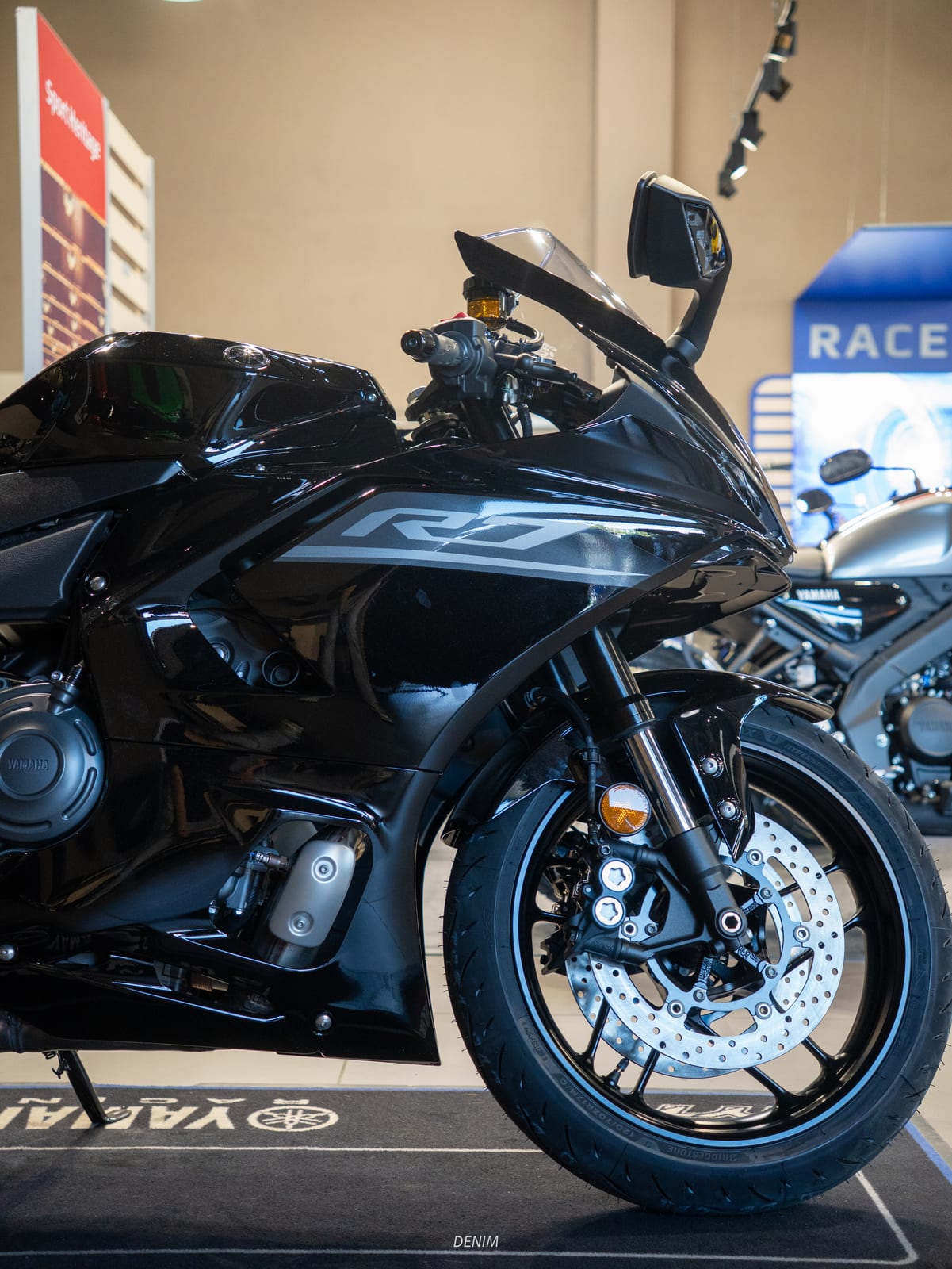 Yamaha R7 2026 noire — shooting concession
