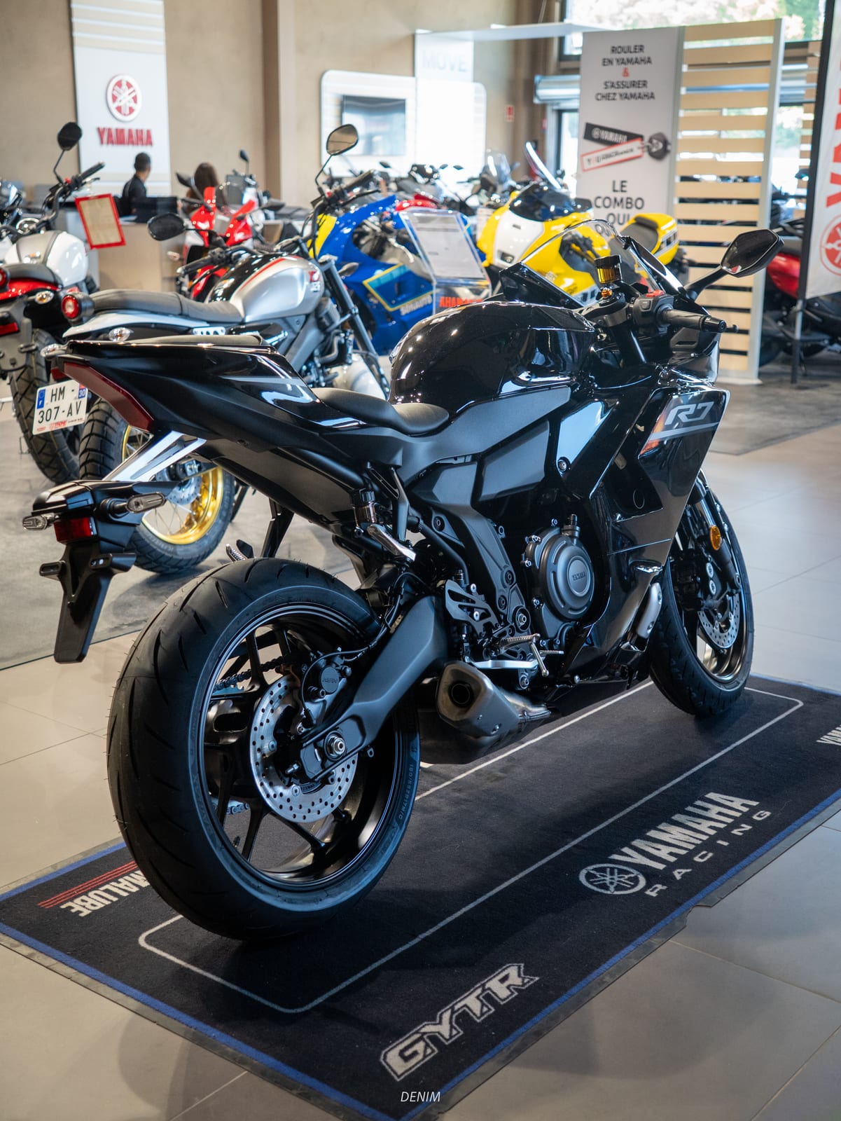 Yamaha R7 2026 noire — vue trois-quarts arrière gauche