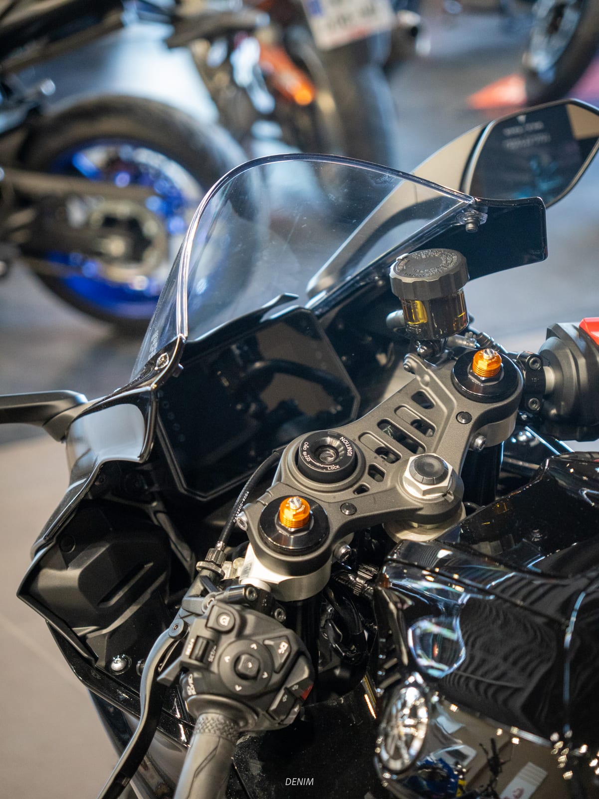 Yamaha R7 2026 noire — détail carrosserie