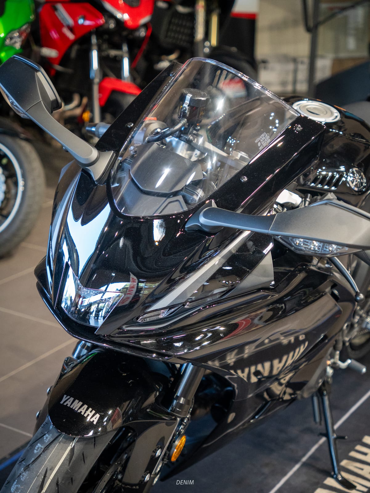 Yamaha R7 2026 noire — vue latérale shooting