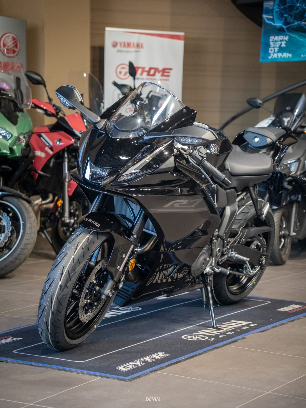 Yamaha R7 2026 noire — vue trois-quarts avant en concession, lot du concours RedLineClub