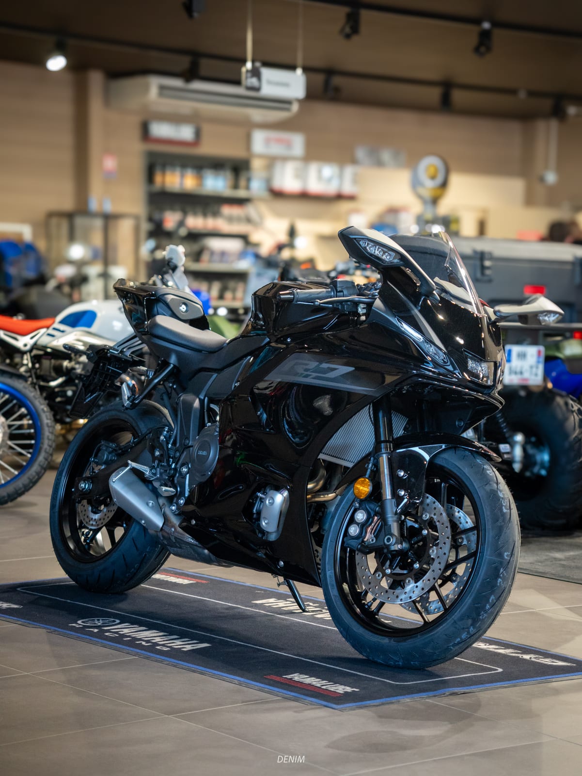 Yamaha R7 2026 noire — shooting showroom
