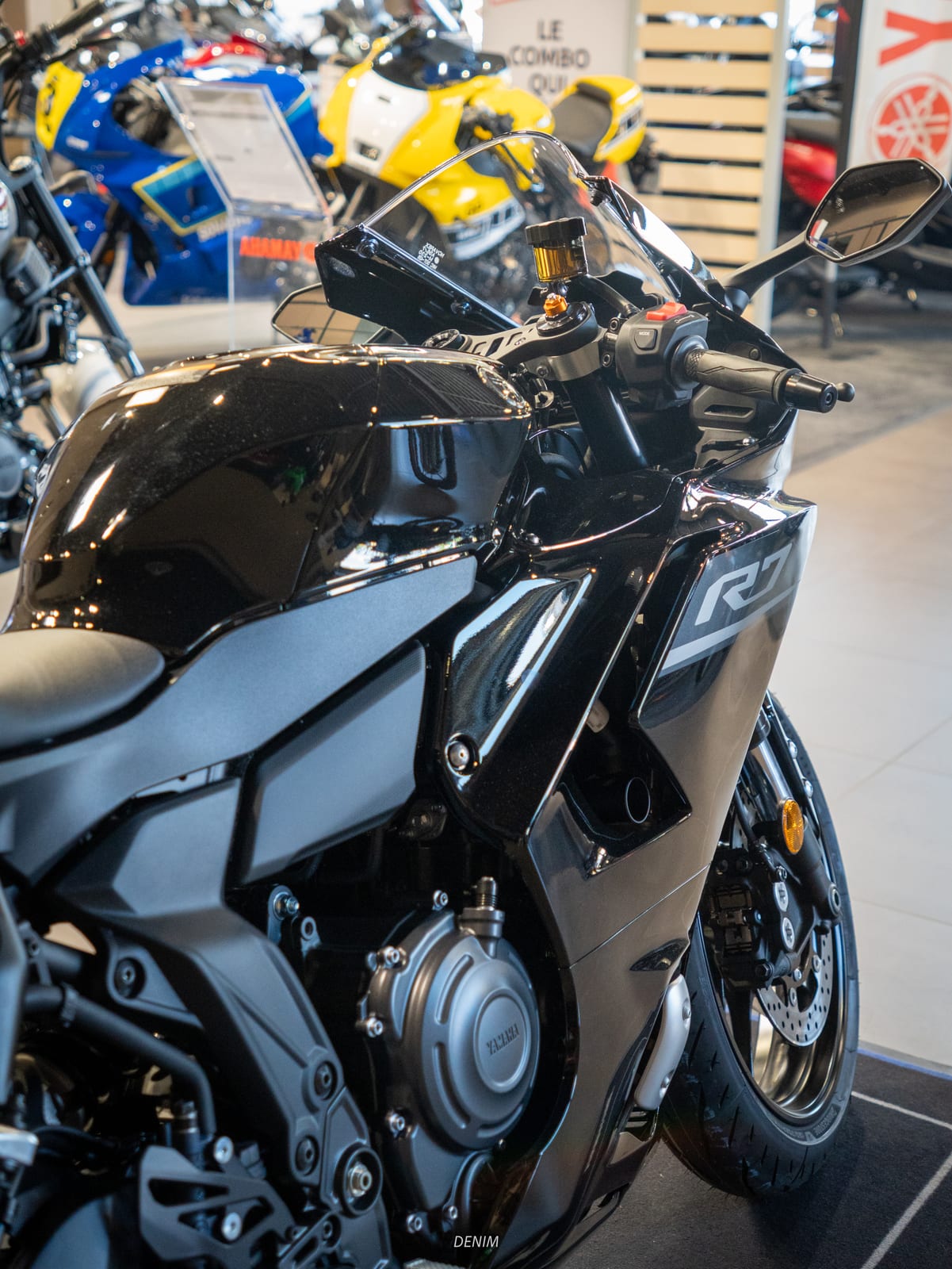 Yamaha R7 2026 noire — autre angle showroom